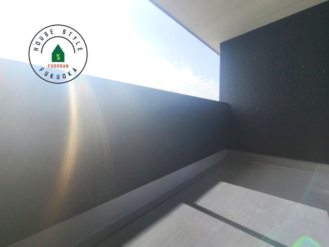 福岡市東区大岳2丁目第1-2棟（2号棟）の外観：施工例|風をしっかりと感じられるバルコニーでは、毎日が洗濯日和です。広々としているので洗濯も楽しくなるでしょうし、気分転換にバルコニーからの眺めを楽しむのもいいでしょう。