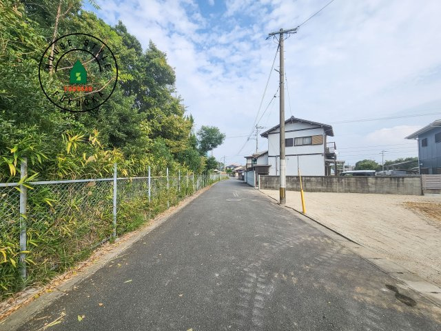 福岡市東区大岳2丁目第1-2棟（2号棟）の前面道路含む現地写真|前面道路は閑静な住宅地をはしる車通りの少ない道路。お車の出し入れが苦手なママや小さなお子様にも安心ですね。しっかり舗装もされているので、ベビーカーや自転車で通っても快適に通行できます。