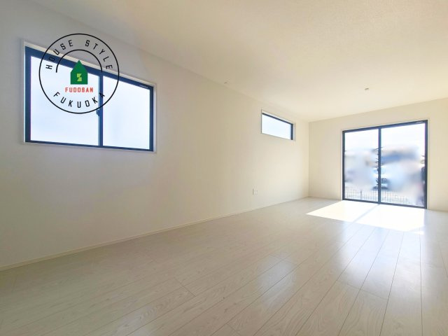 福岡市東区大岳2丁目第1-2棟（2号棟）の内観：施工例|ご家族を近くに感じられる対面キッチンのLDK。会話もはずみそうですね。