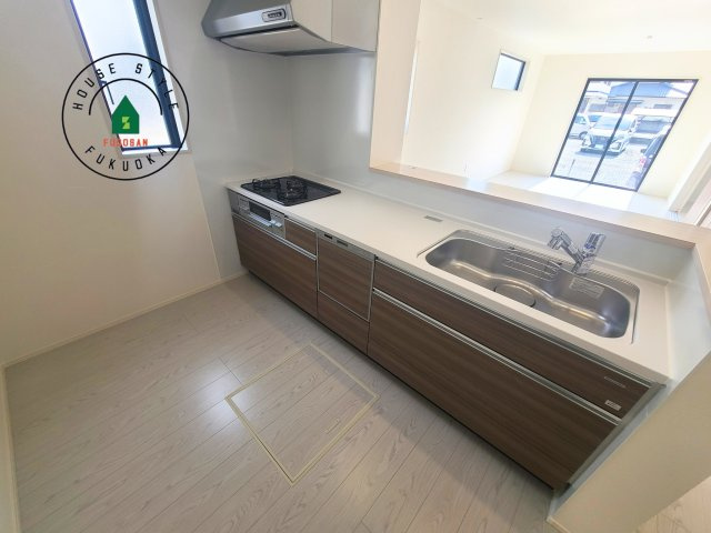 福岡市東区大岳2丁目第1-2棟（2号棟）の内観：施工例|ダイニングテーブルへの配膳がラクラク、お料理はかどるカウンター付きシステムキッチン！