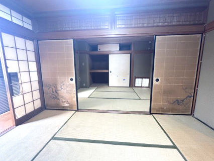 泉南市新家サングリーン中古戸建の和室|伝統的な佇まいの落ち着いた和室。畳の香りが心地よく、客間やくつろぎスペースとして幅広く活用できます。