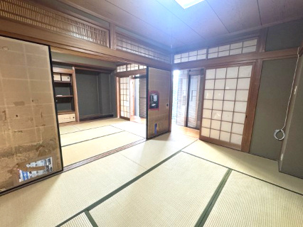 泉南市新家サングリーン中古戸建の和室|明るい窓から自然光が差し込む心地よい２間続きの和室です