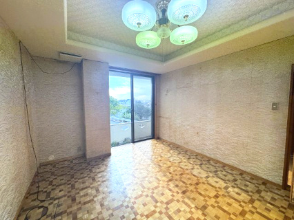 泉南市新家サングリーン中古戸建の洋室|採光の良い、明るい洋室。広さもしっかり確保され、寝室や子ども部屋など用途に合わせて柔軟に使えるレイアウトです。家具配置がしやすい間取りです。