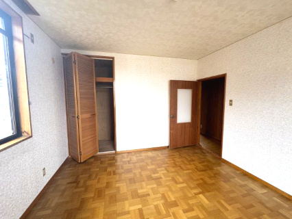 泉南市新家サングリーン中古戸建の洋室|採光良好な洋室は、風通しが良く明るく快適な空間です。ゆったりと読書など、趣味にも没頭できプライベート時間もお寛ぎ頂けそうです☆