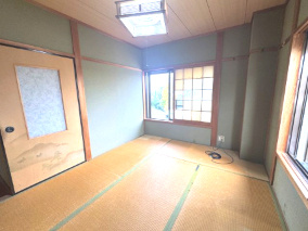 泉南市新家サングリーン中古戸建の和室|足を延ばしてゆったりくつろげる和室です。お子様のお昼寝や家事の休憩など、ホッと安らげる空間となっております