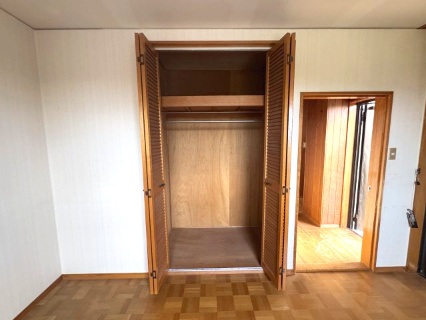 泉南市新家サングリーン中古戸建の収納|衣類や荷物をたっぷり収納できるクローゼット付き。