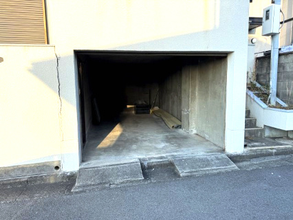 泉南市新家サングリーン中古戸建の駐車場|雨風から大切なお車をしっかり守れる安心のガレージです。