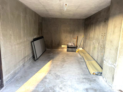 泉南市新家サングリーン中古戸建の駐車場|シャッター付きで防犯性が高く、荷物置き場としても便利にお使いいただけます。