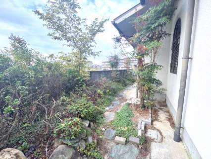 泉南市新家サングリーン中古戸建の庭|お庭付きのお住まいは楽しみが増えます。ちょっとしたガーデニングや家庭菜園など趣味も充実しそうです♪