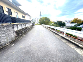 泉南市新家サングリーン中古戸建の前面道路含む現地写真|前面道路幅約５ｍ。車の往来も少ないのでお子様も安心です