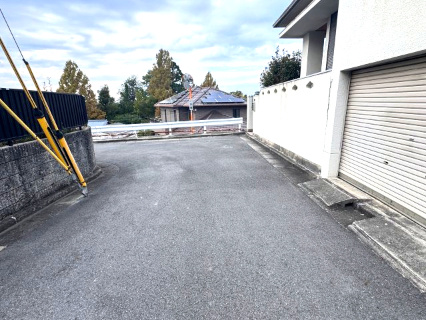 泉南市新家サングリーン中古戸建の前面道路含む現地写真|前面道路幅約５ｍ