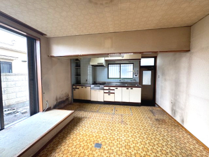 泉南市新家サングリーン中古戸建の居間・リビング|明るくてシンプルなリビング。光がたっぷりと差し込む、明るく開放的なリビングダイニングです