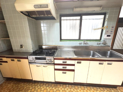 泉南市新家サングリーン中古戸建のキッチン|作業スペースが広く、動線もしっかり確保されたキッチン。収納量も十分あり、料理がしやすいレイアウトです。家事がはかどる使い勝手の良さが魅力です。