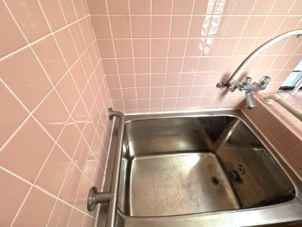 泉南市新家サングリーン中古戸建の浴室|ゆったり入れる浴槽が魅力の浴室。しっかりとした造りで保温性も高く、ご家族で安心してお使いいただけます。窓があり換気もしやすい設計です