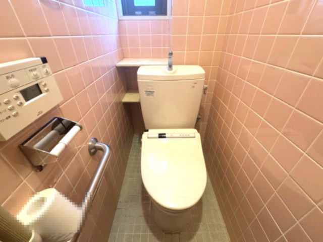 泉南市新家サングリーン中古戸建のトイレ|落ち着いた色合いで清潔感のあるトイレ。採光もしっかり確保されており、毎日使う空間としてストレスのない心地よいスペースです。