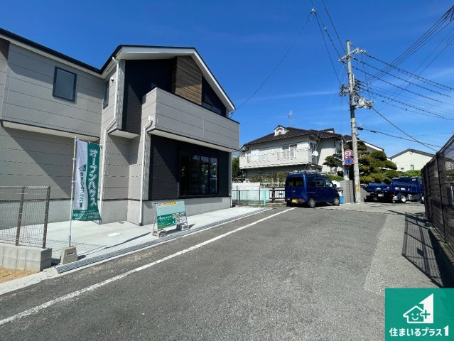 伊丹市鈴原町　第2期　新築一戸建ての前面道路含む現地写真|周辺は閑静な住宅街！前面道路広々で車の出し入れも便利です。駐車が苦手な方でも安心して車庫入れできます！