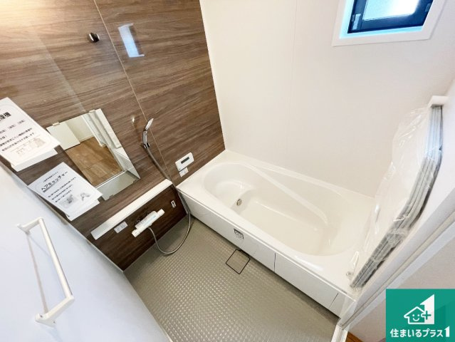 伊丹市鈴原町　第2期　新築一戸建ての浴室|足をゆったり伸ばして寛げる浴槽です。窓が設けられていますので差し込む光が明るく穏やかな雰囲気にしてくれます♪浴室乾燥機も設置しているので、雨の日の洗濯物も安心です♪