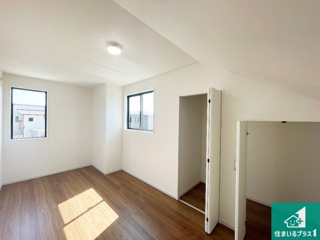 伊丹市鈴原町　第2期　新築一戸建ての洋室|寝室は心地よい眠りについてもらいたくて、シンプルかつ開放的な空間な設計にしています！大きな窓から差し込む日が心地いいです♪