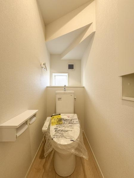 徳島第7-1号棟のトイレ|シンプルな内装で清潔感のあるトイレです。小窓が設けられており明るい空間を保ちやすいです。収納スペースやペーパーホルダーも配置されており使い勝手にも配慮されています。