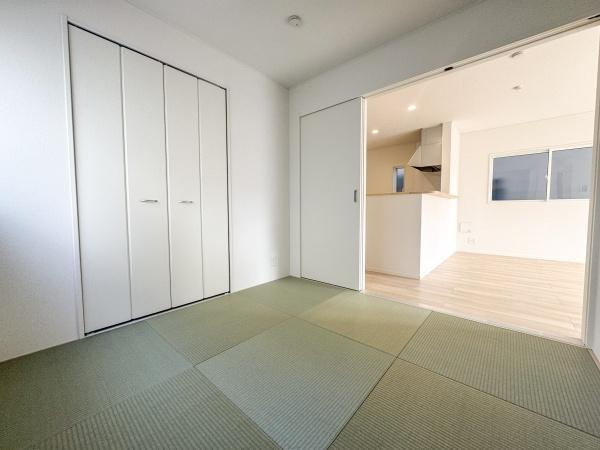徳島第7-1号棟の和室|和室とリビングがスムーズにつながる間取りです。収納スペースも豊富で使い勝手が良いです。明るい光が差し込み開放感のある空間です。清潔感のある内装が魅力的です。
