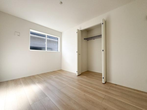 徳島第7-1号棟の洋室|明るい光が差し込む洋室です。シンプルな内装で家具の配置がしやすい空間となっています。収納スペースも備わっておりお部屋をスッキリと保つことができます。ナチュラルなフローリングが印象的です。