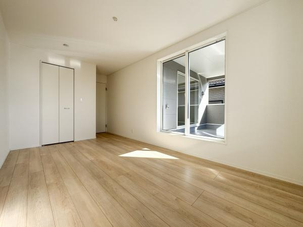 徳島第7-1号棟の洋室|明るい日差しが差し込む洋室です。ホワイトを基調とした壁とフローリングが調和しています。使いやすい形状のため家具の配置もしやすいです。収納スペースもしっかり確保されています。窓からの開放感も魅力です。