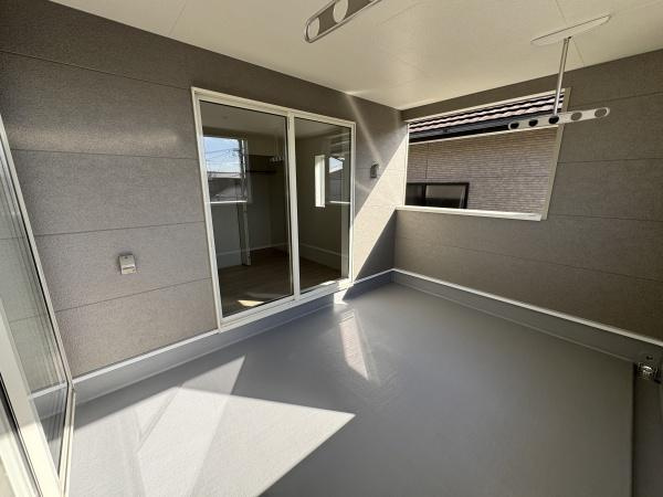 徳島第7-1号棟のバルコニー|バルコニーは広々とした設計で開放的な空間が広がっています。屋根付きなので天候に左右されにくく日当たりも良好です。室内からの動線もスムーズで使い勝手が高まります。