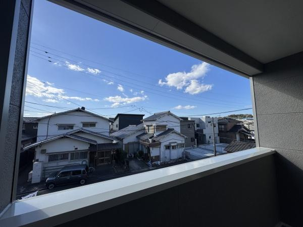 徳島第7-1号棟のその他|バルコニーから広がる青空が印象的な眺望です。周辺の街並みを見渡せる開放感が魅力となっています。住宅街の落ち着いた景色が楽しめます。晴れの日には空の表情も存分に感じられるロケーションです。