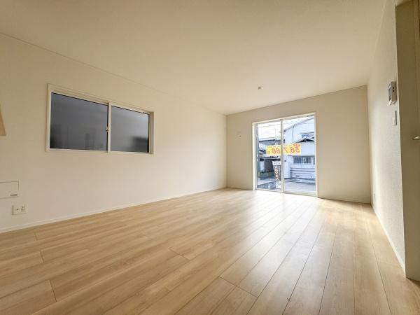 徳島第7-1号棟の居間・リビング|明るい日差しが差し込むリビングです。木目調のフローリングが空間にあたたかみをプラスしています。窓が多く開放感のある室内となっています。使い勝手の良いシンプルなデザインが魅力的です。