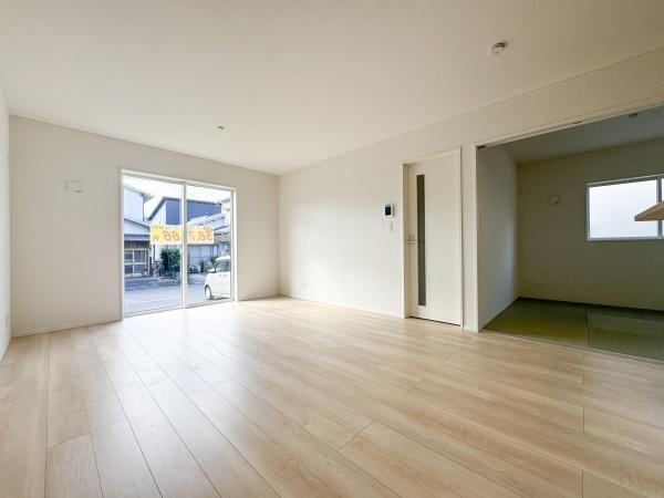 徳島第7-1号棟の居間・リビング|広々としたリビング空間が開放感を演出しています。大きな窓からは自然光がたっぷりと差し込みます。シンプルな内装で多様なインテリアが楽しめます。隣接する和室との繋がりも便利です。