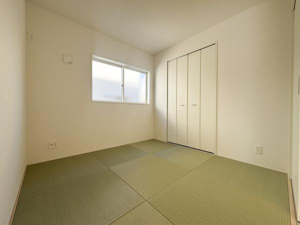 徳島第7-1号棟の和室|明るい窓から自然光が差し込む落ち着いた雰囲気の和室です。押入れの収納スペースも備わっております。シンプルなデザインが魅力的な空間となっています。清潔感のある内装もポイントです。