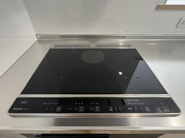 徳島第7-1号棟のキッチン|スタイリッシュなデザインのIHクッキングヒーターが設置されています。操作パネルも見やすく使い勝手が良い印象です。天板がフラットなのでお手入れもしやすく日々の調理が快適に進みそうです。