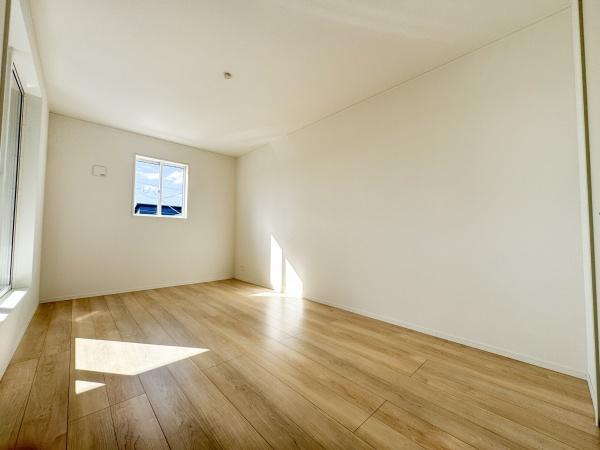 徳島第7-1号棟の洋室|ナチュラルなフローリングが明るい印象の洋室です。窓から差し込む光で開放感があります。シンプルな内装が様々なインテリアに調和します。広さを感じる設計が魅力的です。
