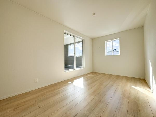 徳島第7-1号棟の洋室|明るい日差しが差し込む洋室です。ナチュラルなフローリングが清潔感を演出しています。窓が2箇所あり通風も確保されています。シンプルな内装なので様々なインテリアに合わせやすいです。