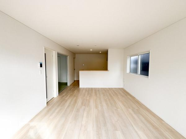 徳島第7-1号棟の居間・リビング|明るい色合いの床材が空間をより広く見せます。大きな窓から自然光がたっぷりと差し込みます。壁の色合いが落ち着いた雰囲気を演出します。開放感のあるレイアウトでどんなインテリアにも合わせやすいです。