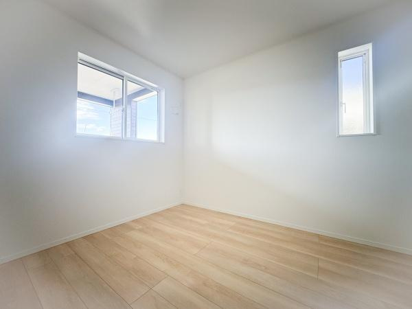 畑中第1-2号棟の洋室|洋室は明るい色合いの床材が使われており爽やかな印象です。二面採光で室内に自然光が入りやすくなっています。シンプルな内装で家具の配置も考えやすい空間です。壁や天井も白でまとめられており広がりを感じます。