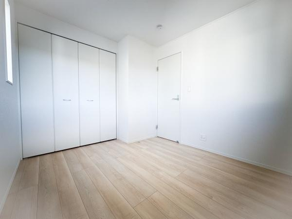 畑中第1-2号棟の洋室|明るく開放感のある洋室です。白を基調とした壁とナチュラルな床材が調和しています。収納スペースも充実しており使い勝手が良いです。シンプルな内装が魅力的です。