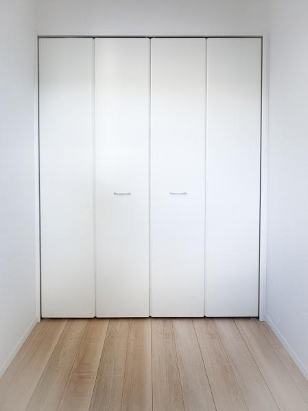 畑中第1-2号棟の収納|シンプルなデザインの収納扉が空間にすっきりとした印象を与えます。室内の調和を崩さないホワイトカラーでまとめられています。ナチュラルなフローリングとの相性も良好です。