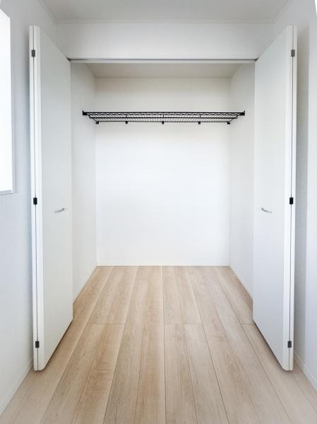 畑中第1-2号棟の収納|シンプルなデザインの収納スペースです。両開き扉で出し入れもスムーズに行えます。天井の高さを活かした設計ですっきりとした印象です。収納内部は明るく使い勝手の良い空間です。