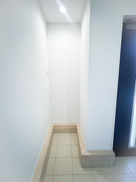 畑中第1-2号棟の収納|玄関スペースの一角に設けられた収納スペースです。コンパクトながらも奥行きがあり使い勝手の良さが特徴です。すっきりとしたデザインで無駄のない空間を活用できます。照明付きで明るさも確保されています。