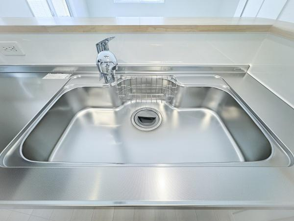 畑中第1-2号棟のキッチン|シンプルで無駄のないデザインのキッチンシンクです。掃除がしやすい形状が特徴です。蛇口やカウンターとの一体感も感じられます。キッチンの印象をすっきりと演出しています。