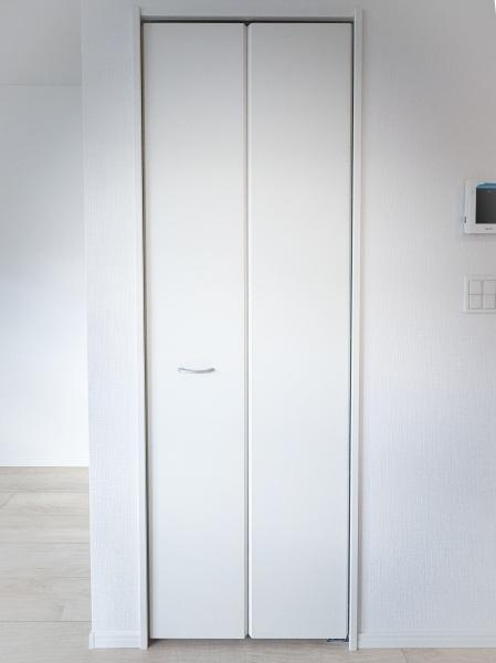 畑中第1-2号棟の収納|シンプルなデザインの収納スペースが設けられています。空間をすっきり見せる折れ戸仕様です。扉が白で統一感があり部屋に自然に馴染む印象です。手の届きやすい位置に配置されています。