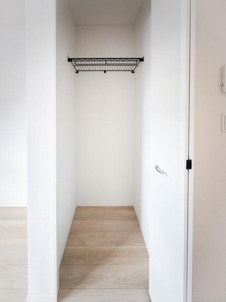 畑中第1-2号棟の収納|シンプルなデザインの収納スペースです。奥行きがあり様々な用途に対応しやすい造りです。取り出しやすい位置に棚が設けられています。白を基調とした内装が清潔感を演出しています。