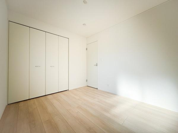 畑中第1-2号棟の洋室|白を基調とした洋室はシンプルな内装で様々なインテリアと調和しやすい空間です。大きなクローゼットが備わっており収納力があります。ナチュラルカラーのフローリングが部屋全体に明るさをもたらします。