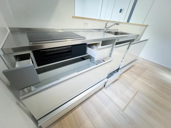 畑中第1-2号棟のキッチン|スタイリッシュなデザインのキッチンです。広々としたカウンターで作業がしやすいです。引き出し収納が充実しており使いやすい設計です。IHコンロとシンクが使い勝手の良いレイアウトです。