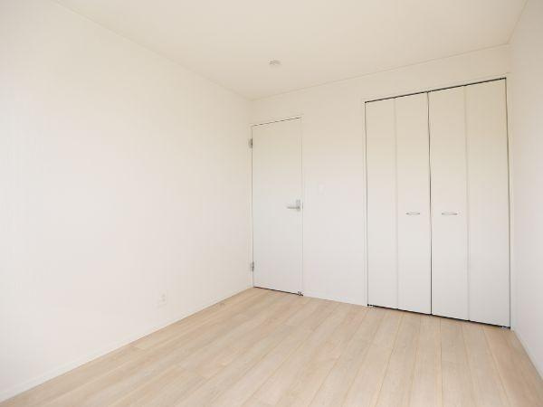 横田第2-2号棟の洋室|明るい色のフローリングが室内を広く感じさせる洋室です。収納スペースも備えておりすっきりとした印象です。シンプルな内装なのでインテリアのアレンジも楽しめます。落ち着いた雰囲気が魅力です。