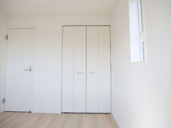横田第2-2号棟の収納|ホワイトカラーで統一された収納スペースが空間全体をすっきりと見せてくれます。扉がフラットなデザインなのでインテリアにも馴染みやすいです。窓からの自然光が部屋を明るく演出します。