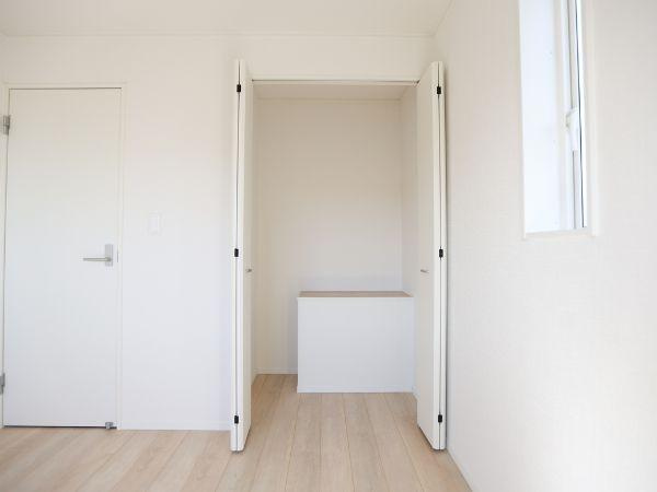 横田第2-2号棟の収納|シンプルで使いやすい収納スペースが備わっています。白を基調とした室内は明るく清潔感があります。収納は無駄のない設計で室内の雰囲気に調和しています。収納扉の開閉もスムーズです。