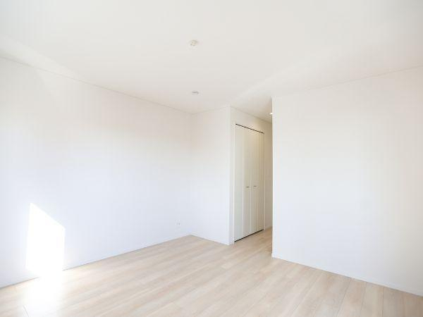 横田第2-2号棟の洋室|明るく清潔感のある洋室です。ナチュラルな色合いのフローリングが空間に広がりを与えています。収納スペースもしっかり備わっておりシンプルで使いやすい設計です。窓からの採光も十分で快適な印象です。