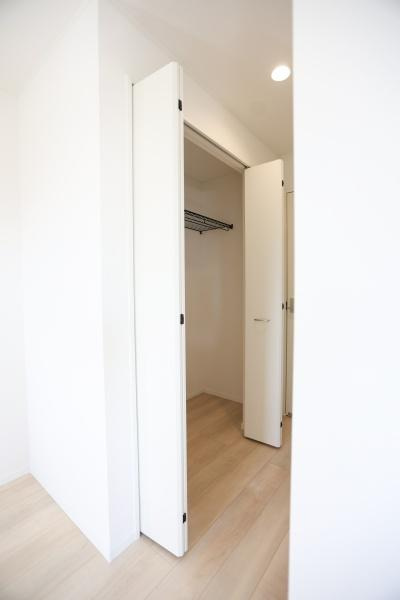 横田第2-2号棟の収納|白を基調とした収納スペースが清潔感を演出しています。扉の開閉もスムーズで使いやすさが感じられます。収納内にはハンガーパイプが設置されており整理も簡単です。